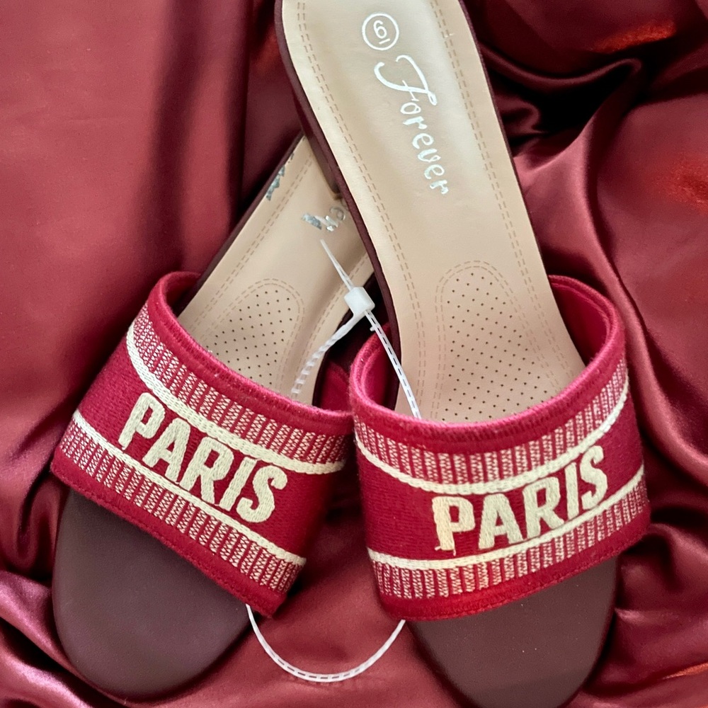 Forever Chic New PARIS Themed Slip-On Heeled Sandals Size 6 1/2